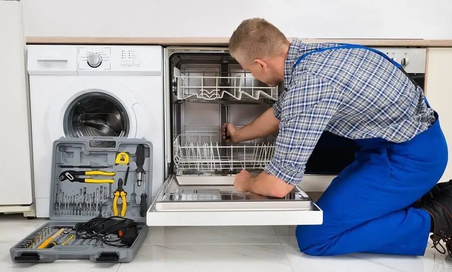 Akyurt Liebherr servisi teknisyen ekibi beyaz eşya tamiri yaparken